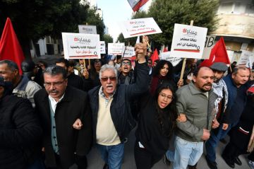 توقيف الناشطة التونسية شيماء عيسى خلال احتجاج ضد قمع الحريات توقيف الناشطة التونسية شيماء عيسى خلال احتجاج ضد قمع الحريات