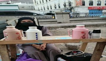 فتاة شابة تصارع الفقر والجوع في العاصمة عدن