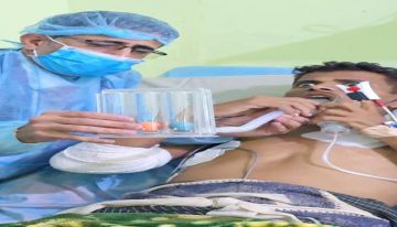 نظرة تبكي القلب...شاهد هذا الشاب لا يستطيع أبعاد انبوب الأكسجين لثانية واحدة !