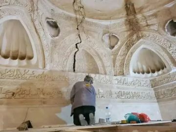 الحوثيون يعيدون ترميم قبة وضريح الإمام ابن حمزة المتهم بقتل مئات الآلاف من اليمنيين الحوثيون يعيدون ترميم قبة وضريح الإمام ابن حمزة المتهم بقتل مئات الآلاف من اليمنيين