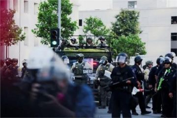 الشرطة الأمريكية تنفذ مداهمات ضد الهجرة غير الشرعية الشرطة الأمريكية تنفذ مداهمات ضد الهجرة غير الشرعية