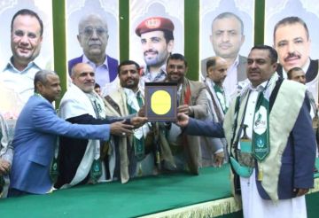 تكريم المتفوقين من أبناء الشهداء في المسابقة الثقافية المنهجية في الأمانة تكريم المتفوقين من أبناء الشهداء في المسابقة الثقافية المنهجية في الأمانة