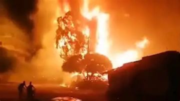 فرق الإنقاذ تواصل عملها للسيطرة على حريق ضخم اندلع غرب حمص السورية