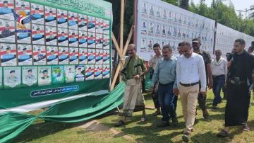 الحديدة.. قيادة وموظفو صندوق النظافة يزورون روضة ومعرضي صور الشهداء الحديدة.. قيادة وموظفو صندوق النظافة يزورون روضة ومعرضي صور الشهداء