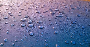 باحثون يبتكرون طريقة لتحويل قطرات المطر لكهرباء قابلة للاستخدام
