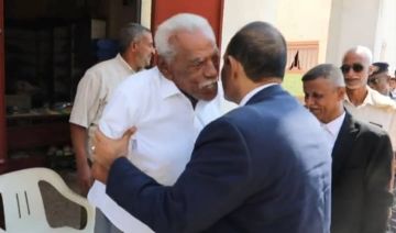 محافظ حضرموت الاستاذ مبخوت بن ماضي يزور العميد الركن أحمد الكلالي أول حضرمي تخرج من الكلية الحربية بمصر محافظ حضرموت الاستاذ مبخوت بن ماضي يزور العميد الركن أحمد الكلالي أول حضرمي تخرج من الكلية الحربية بمصر