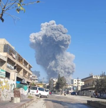 مقتل 5 أشخاص وإصابة آخرين إثر انفجار مستودع في ريف إدلب بسوريا