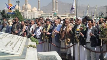 وقفة لموظفي المسالخ بأمانة العاصمة وزيارة أضرحة الشهداء الصماد والرهوي والغماري