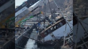 وزارة الزراعة والري والثروة السمكية تعلن انتشال سفينة غارقة بوزن 1100 طن في ميناء الاصطياد السمكي بعدن وزارة الزراعة والري والثروة السمكية تعلن انتشال سفينة غارقة بوزن 1100 طن في ميناء الاصطياد السمكي بعدن