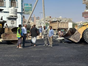 المهرة.. تواصل أعمال سفلتة المقاطع المتضررة بشوارع مدينة الغيضة المهرة.. تواصل أعمال سفلتة المقاطع المتضررة بشوارع مدينة الغيضة