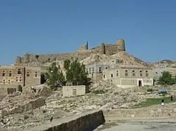 جريمة ثقافية صادمة في ذمار.. نبش مقبرة جماعية معلقة وتدمير مومياوات عمرها آلاف السنين