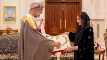 سلطان عمان يمنح عقيلته الجليلة وسام الشرف الأعظم سلطان عمان يمنح عقيلته الجليلة وسام الشرف الأعظم