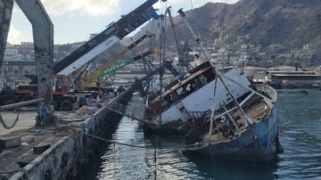 انتشال أكبر سفينة غارقة في حوض ميناء الإصطياد السمكي بعدن انتشال أكبر سفينة غارقة في حوض ميناء الإصطياد السمكي بعدن