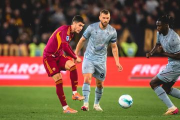 روما يهزم أودينيزي بثنائية ويتصدر الدوري الإيطالي