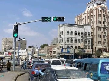 عدن تطلق تشغيل الإشارات الضوئية في جولة القاهرة.. خطوة لإنهاء الفوضى المرورية