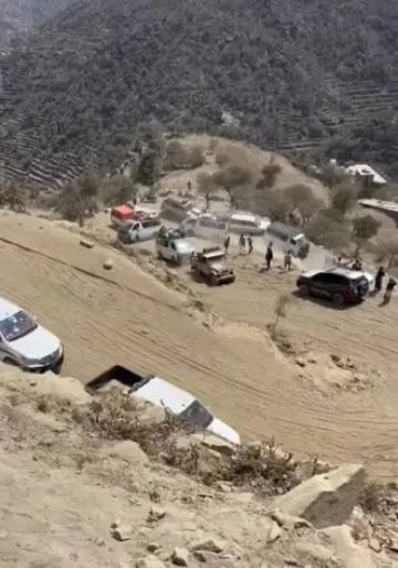 كارثة جديدة.. انقلاب باص محمل بالركاب في طريقه إلى عدن ووفاة وإصابة 14 شخصا