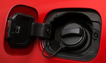 كيفية اكتشاف أعطال غطاء الوقود وحماية نظام الانبعاثات في سيارتك