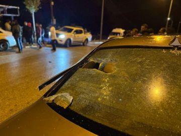 مستوطنون صهاينة يحطمون 3 مركبات في سنجل شمال رام الله مستوطنون صهاينة يحطمون 3 مركبات في سنجل شمال رام الله