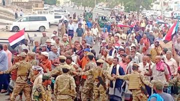 عدن..جموع غفيرة من الضباط والجنود المسرحين ينظمون وقفة احتجاج كبيرة 