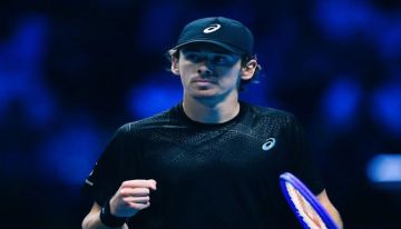 منتظرا هدية ألكاراز.. الأسترالي دي مينور يبقى على آماله في البطولة الختامية للتنس