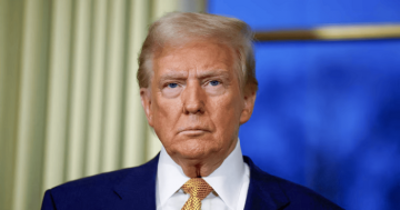 البيت الأبيض يأمر باستئناف العمل الحكومي بعد انتهاء الإغلاق البيت الأبيض يأمر باستئناف العمل الحكومي بعد انتهاء الإغلاق