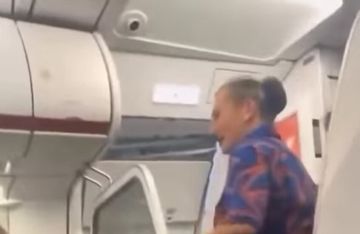 تسرب مياه الأمطار وحبات البرد داخل طائرة أسترالية تسرب مياه الأمطار وحبات البرد داخل طائرة أسترالية