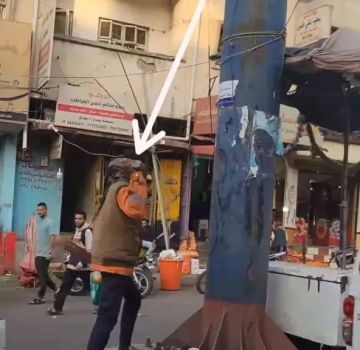 حالة من الرعب تسود شارع جمال بتعز بسبب رجل يهدد المارة بالحجارة