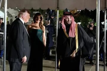 ميلانيا ترامب تخطف الأنظار بفستان يحاكي لون علم السعودية خلال استقبال ولي العهد