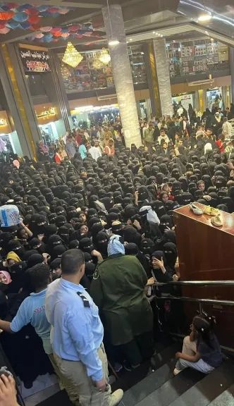 إقبال جماهيري غير مسبوق على عجائب الصين بعدن.. تخفيضات نهاية العام تشعل المنافسة على السلع إقبال جماهيري غير مسبوق على عجائب الصين بعدن.. تخفيضات نهاية العام تشعل المنافسة على السلع