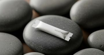 تحت المجهر: هل تخلصك أكياس النيكوتين فعلا من خطر التدخين؟