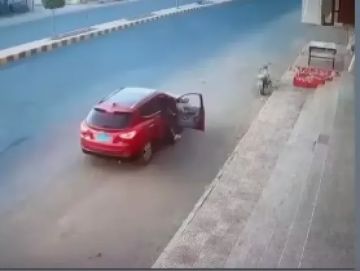 جريمة تقشعر لها الأبدان.. شاهد لحظة هجوم مسلح على منزل الفتاة أمة الرحمن العمري وقتلها في صنعاء (فيديو)