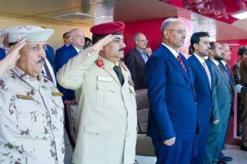 وزير الدفاع ينخرط في عرض عسكري لـ الانتقالي بعدن وسط لافتات تمجد محمد بن زايد