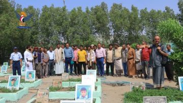 الحديدة.. قيادة وموظفو مؤسسة موانئ البحر الأحمر يزورون روضة الشهداء بمركز المحافظة