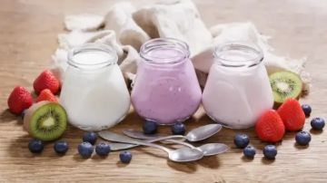 الزبادي اليوناني مقابل العادي: أيهما أفضل للبروتين والكالسيوم؟