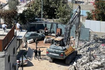 العدو الصهيوني يخطر 4 عائلات فلسطينية بهدم منازلهم