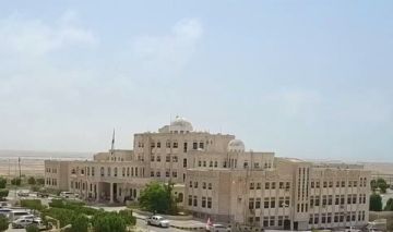 المهرة.. السلطة المحلية تؤكد استمرار جهود تنظيم الإيرادات وإنهاء التصرفات الفردية في التوريد