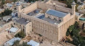 من التقسيم إلى الهيمنة: العدو الإسرائيلي يتقدم نحو فرض سيادته على المسجد الإبراهيمي بالكامل من التقسيم إلى الهيمنة: العدو الإسرائيلي يتقدم نحو فرض سيادته على المسجد الإبراهيمي بالكامل