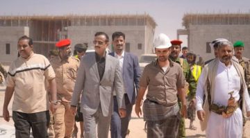 المحافظ بن الوزير يشيد بمستوى الإنجاز في مشروع مبنى كلية الطب بجامعة شبوة المحافظ بن الوزير يشيد بمستوى الإنجاز في مشروع مبنى كلية الطب بجامعة شبوة