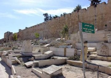 محافظة القدس تدعو العالم لحماية المقدسات والمقابر الإسلامية من انتهاكات العدو الصهيوني محافظة القدس تدعو العالم لحماية المقدسات والمقابر الإسلامية من انتهاكات العدو الصهيوني