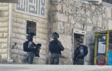 العدو الإسرائيلي يشن حملة مداهمات واعتقالات وهدم منشآت في الضفة