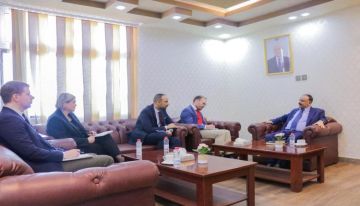 وزير النقل يطالب الأمم المتحدة بالضغط لوقف تهديدات الحوثيين للطيران وخفض رسوم التأمين على المطارات والموانئ وزير النقل يطالب الأمم المتحدة بالضغط لوقف تهديدات الحوثيين للطيران وخفض رسوم التأمين على المطارات والموانئ