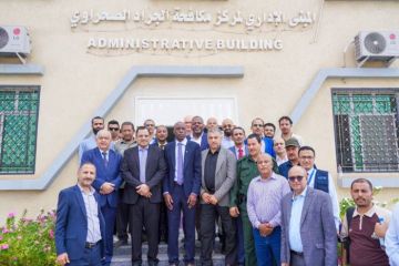 السقطري والوالي وياو يتفقدون المجمع الزراعي في دار سعد السقطري والوالي وياو يتفقدون المجمع الزراعي في دار سعد