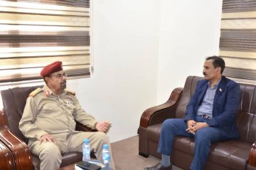 انتقالي حضرموت يلتقي رئيس مركز العمليات المشتركة بالمحافظة