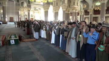 تشييع جثمان الشهيد عبدالله سبيعيان من أبناء وادي عبيدة بمأرب تشييع جثمان الشهيد عبدالله سبيعيان من أبناء وادي عبيدة بمأرب