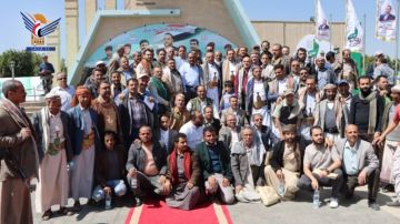 قيادة وزارة الخدمة المدنية ووحداتها تزور أضرحة الشهداء الصماد والرهوي والغماري قيادة وزارة الخدمة المدنية ووحداتها تزور أضرحة الشهداء الصماد والرهوي والغماري