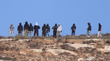 مستوطنون صهاينة يعتدون على فلسطينيين وممتلكاتهم في الضفة