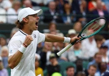 الأسترالي دي مينو يحافظ على آماله في التأهل للدور قبل النهائي بالبطولة الختامية للتنس الأسترالي دي مينو يحافظ على آماله في التأهل للدور قبل النهائي بالبطولة الختامية للتنس