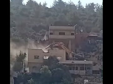 العدو الإسرائيلي يهدم منزلين فلسطينيين مأهولين في قطنة شمال غرب القدس