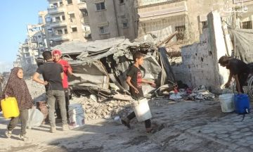 طفولة بلا تعليم.. طوابير الماء تحل محل طابور المدرسة في غزة