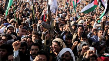 الحوثيون في مأزق.. عقوبات وسخط شعبي بسبب تهديد الملاحة الدولية الحوثيون في مأزق.. عقوبات وسخط شعبي بسبب تهديد الملاحة الدولية